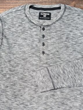 Express Men’s Gray Heather Waffle Henley Long Sleeve Shirt Medium
